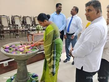 පොහොසත් රටක් ලස්සක ජීවිතයක්  හිමිකම නිදහස් දීමනා පත්‍ර  ලබා දීම 2027.06.27 දින අක්මීමන ප්‍රාදේශිය ලේකම් කාර්යාලීය නව ශ්‍රවණාගාරයේදී පැවැත්විණි. 