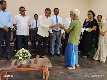 පොහොසත් රටක් ලස්සක ජීවිතයක්  හිමිකම නිදහස් දීමනා පත්‍ර  ලබා දීම 2027.06.27 දින අක්මීමන ප්‍රාදේශිය ලේකම් කාර්යාලීය නව ශ්‍රවණාගාරයේදී පැවැත්විණි. 