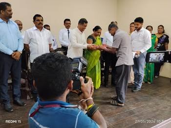 පොහොසත් රටක් ලස්සක ජීවිතයක්  හිමිකම නිදහස් දීමනා පත්‍ර  ලබා දීම 2027.06.27 දින අක්මීමන ප්‍රාදේශිය ලේකම් කාර්යාලීය නව ශ්‍රවණාගාරයේදී පැවැත්විණි. 