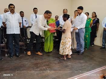 පොහොසත් රටක් ලස්සක ජීවිතයක්  හිමිකම නිදහස් දීමනා පත්‍ර  ලබා දීම 2027.06.27 දින අක්මීමන ප්‍රාදේශිය ලේකම් කාර්යාලීය නව ශ්‍රවණාගාරයේදී පැවැත්විණි. 